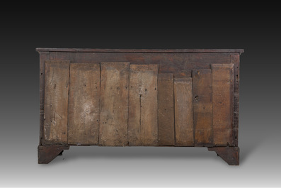 Een buffetkast met drie deuren en drie lades, eind 18de eeuw