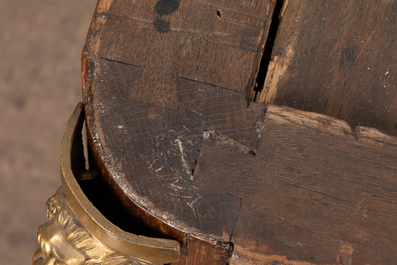 Jean-Chrysostome Stumpff (1731-1806): Een Transition marqueterie commode met verguld bronzen monturen en marmeren bovenblad