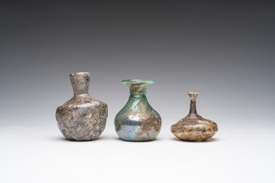 Drie Romeinse glazen flesjes, 1ste/4de eeuw