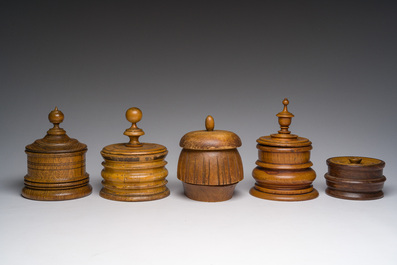 Vier gedraaide houten tabakspotten en &eacute;&eacute;n in de vorm van een matroos, 19de/20ste eeuw