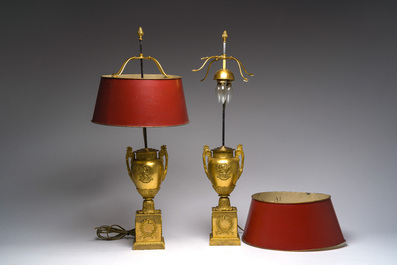 Een paar Empire-stijl verguld bronzen urnes als lampen gemonteerd, Frankrijk, 19de eeuw