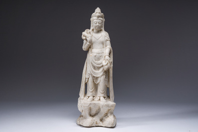 Een Chinese wit marmeren sculptuur van Guanyin, 20ste eeuw