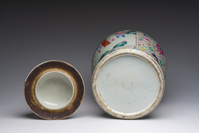 Een Chinese famille rose dekselvaas met spelende jongens in een paleistuin, 19de eeuw