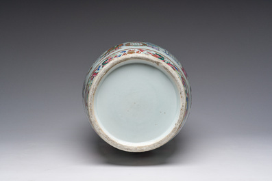 Een Chinese famille rose vaas met Wu Shuang Pu decor, 19de eeuw