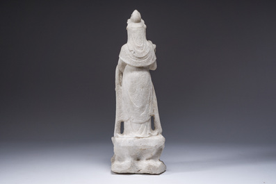 Een Chinese wit marmeren sculptuur van Guanyin, 20ste eeuw
