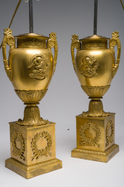 Een paar Empire-stijl verguld bronzen urnes als lampen gemonteerd, Frankrijk, 19de eeuw