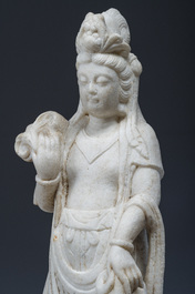 Een Chinese wit marmeren sculptuur van Guanyin, 20ste eeuw