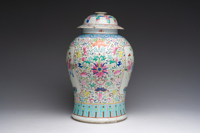 Een Chinese famille rose dekselvaas met spelende jongens in een paleistuin, 19de eeuw