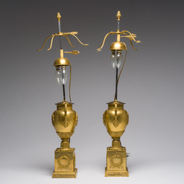 Een paar Empire-stijl verguld bronzen urnes als lampen gemonteerd, Frankrijk, 19de eeuw