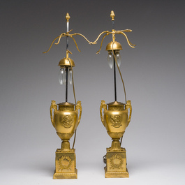 Een paar Empire-stijl verguld bronzen urnes als lampen gemonteerd, Frankrijk, 19de eeuw