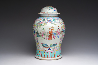 Een Chinese famille rose dekselvaas met spelende jongens in een paleistuin, 19de eeuw
