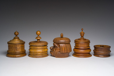 Vier gedraaide houten tabakspotten en &eacute;&eacute;n in de vorm van een matroos, 19de/20ste eeuw