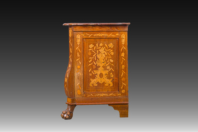 Een Nederlandse commode met florale marqueterie op leeuwenpoten, 18de/19de eeuw