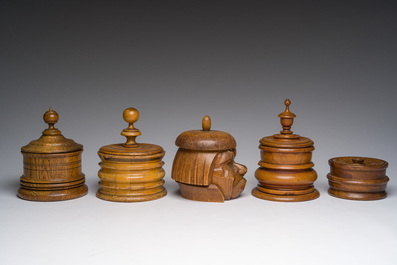 Vier gedraaide houten tabakspotten en &eacute;&eacute;n in de vorm van een matroos, 19de/20ste eeuw