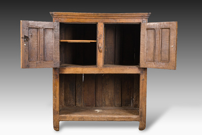 Een eikenhouten credence, de Lage Landen, 16de eeuw