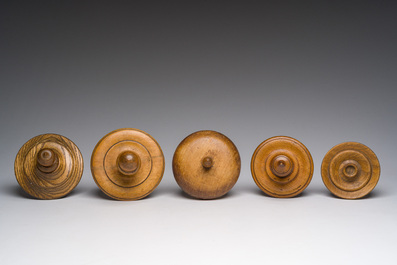 Vier gedraaide houten tabakspotten en &eacute;&eacute;n in de vorm van een matroos, 19de/20ste eeuw