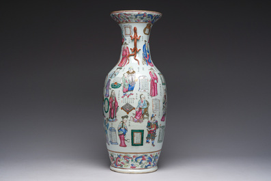 Een Chinese famille rose vaas met Wu Shuang Pu decor, 19de eeuw