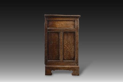 Een buffetkast met drie deuren en drie lades, eind 18de eeuw