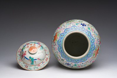 Een Chinese famille rose dekselvaas met spelende jongens in een paleistuin, 19de eeuw