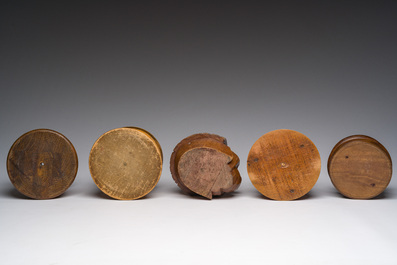 Vier gedraaide houten tabakspotten en &eacute;&eacute;n in de vorm van een matroos, 19de/20ste eeuw