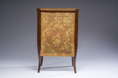 A French neoclassicist small ladies' writing desk in marquetry with gilt bronze mounts and silk backdrop, 18th/19th C.