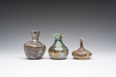 Drie Romeinse glazen flesjes, 1ste/4de eeuw