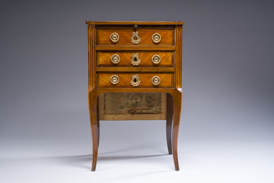 A French neoclassicist small ladies' writing desk in marquetry with gilt bronze mounts and silk backdrop, 18th/19th C.