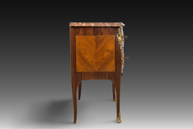 Een Franse marqueterie commode met verguld bronsbeslag en rood marmeren bovenblad in Rococo-stijl, 18de/19de eeuw