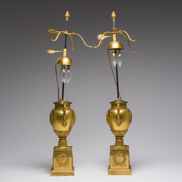 Een paar Empire-stijl verguld bronzen urnes als lampen gemonteerd, Frankrijk, 19de eeuw