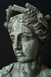 Eug&egrave;ne Louis Lequesne (1815-1887): Twee grote gepatineerd bronzen tuinbeelden van vrouwen naar de Antieken, gieterijstempel Durenne, Parijs, 19de eeuw