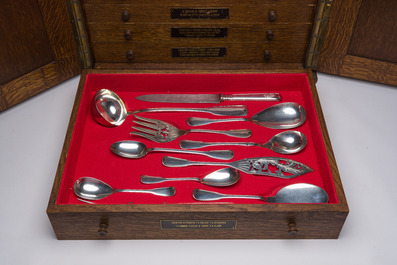 A Belgian oak cutlery case with a 227-piece silver cutlery set, 800/000, Wolfers, 20th C.