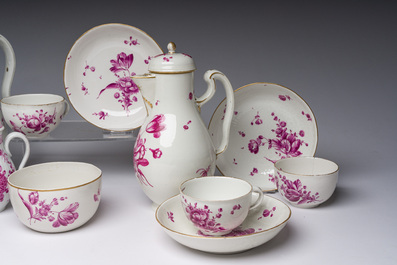 Een Duits zestien-delig cama&iuml;eu roze en verguld koffie- en theeservies met floraal decor, Frankenthal merk, 1762-1794