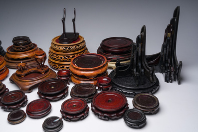 Een collectie Chinese houten sokkels en bordenstandaarden, 20ste eeuw
