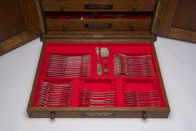 A Belgian oak cutlery case with a 227-piece silver cutlery set, 800/000, Wolfers, 20th C.