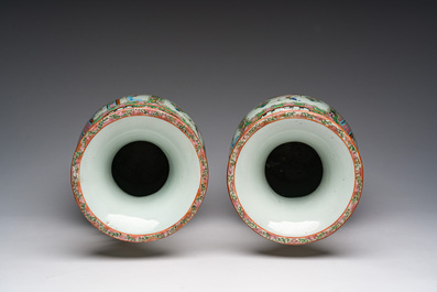 Een paar Chinese Kanton famille rose vazen met paleissc&egrave;nes en floraal decor, ca. 1900