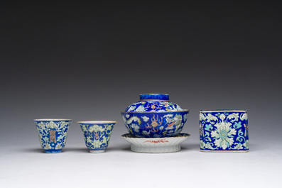 Een Chinese dekselkom op voet, twee wijnkoppen en een warmer, Tongzhi merk en periode