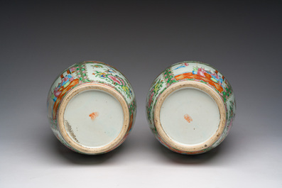 Een paar Chinese Kanton famille rose vazen met paleissc&egrave;nes en floraal decor, ca. 1900