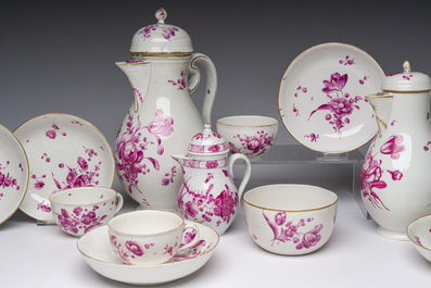 Een Duits zestien-delig cama&iuml;eu roze en verguld koffie- en theeservies met floraal decor, Frankenthal merk, 1762-1794