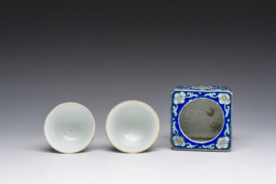 Een Chinese dekselkom op voet, twee wijnkoppen en een warmer, Tongzhi merk en periode