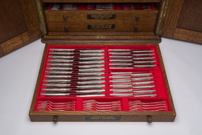 A Belgian oak cutlery case with a 227-piece silver cutlery set, 800/000, Wolfers, 20th C.