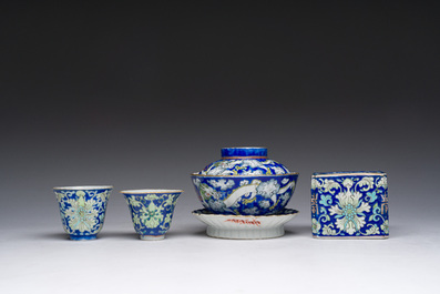 Een Chinese dekselkom op voet, twee wijnkoppen en een warmer, Tongzhi merk en periode