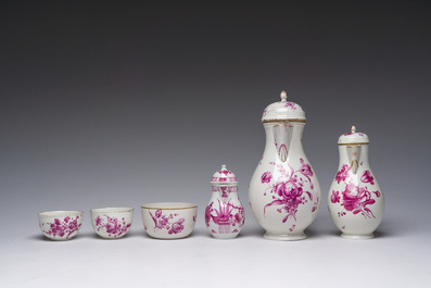 Een Duits zestien-delig cama&iuml;eu roze en verguld koffie- en theeservies met floraal decor, Frankenthal merk, 1762-1794