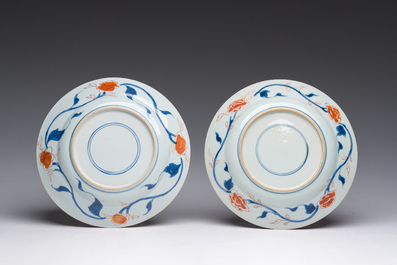 Een paar Chinese rose-Imari borden met Magu en een dienaar in een paleistuin, Yongzheng