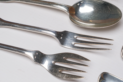 A Belgian oak cutlery case with a 227-piece silver cutlery set, 800/000, Wolfers, 20th C.