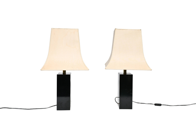 Een paar lakwerk lampen in Japanse stijl met originele kappen, Maison Le Dauphin, Frankrijk, derde kwart 20ste eeuw