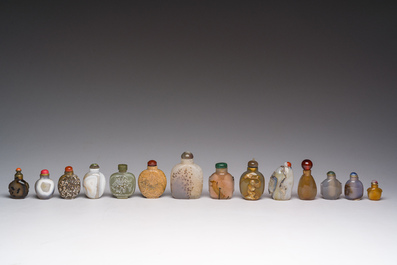 Veertien Chinese hardstenen snuifflessen, 19de/20ste eeuw