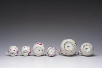 Een Duits zestien-delig cama&iuml;eu roze en verguld koffie- en theeservies met floraal decor, Frankenthal merk, 1762-1794