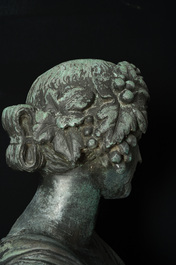 Eug&egrave;ne Louis Lequesne (1815-1887): Twee grote gepatineerd bronzen tuinbeelden van vrouwen naar de Antieken, gieterijstempel Durenne, Parijs, 19de eeuw