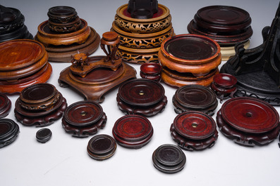 Een collectie Chinese houten sokkels en bordenstandaarden, 20ste eeuw