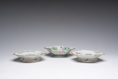 Two Chinese qianjiang cai and one famille rose tazza, 19th/20th C.